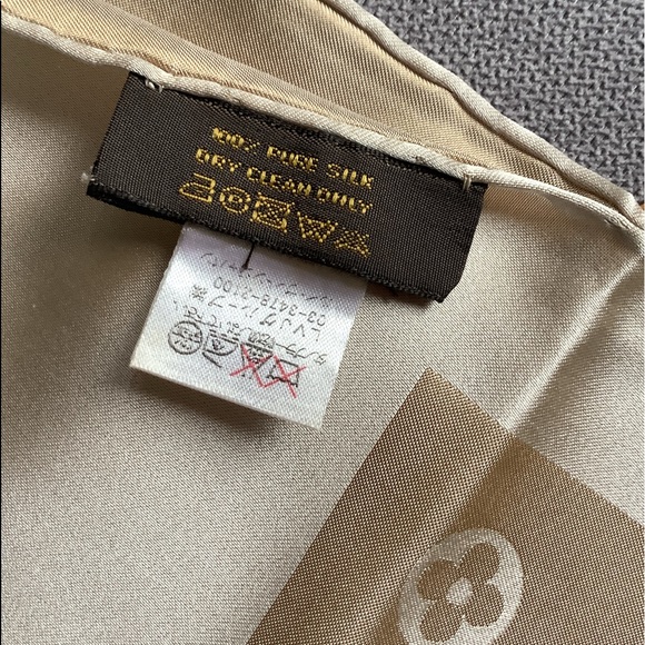 BEAUTIFUL Authentic LV silk scarf  🌷🌷🌷 - Picture 10 of 16